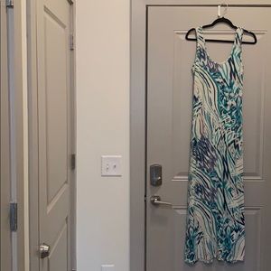 Maxi. Slit up the back. Size L. Fits like a M.